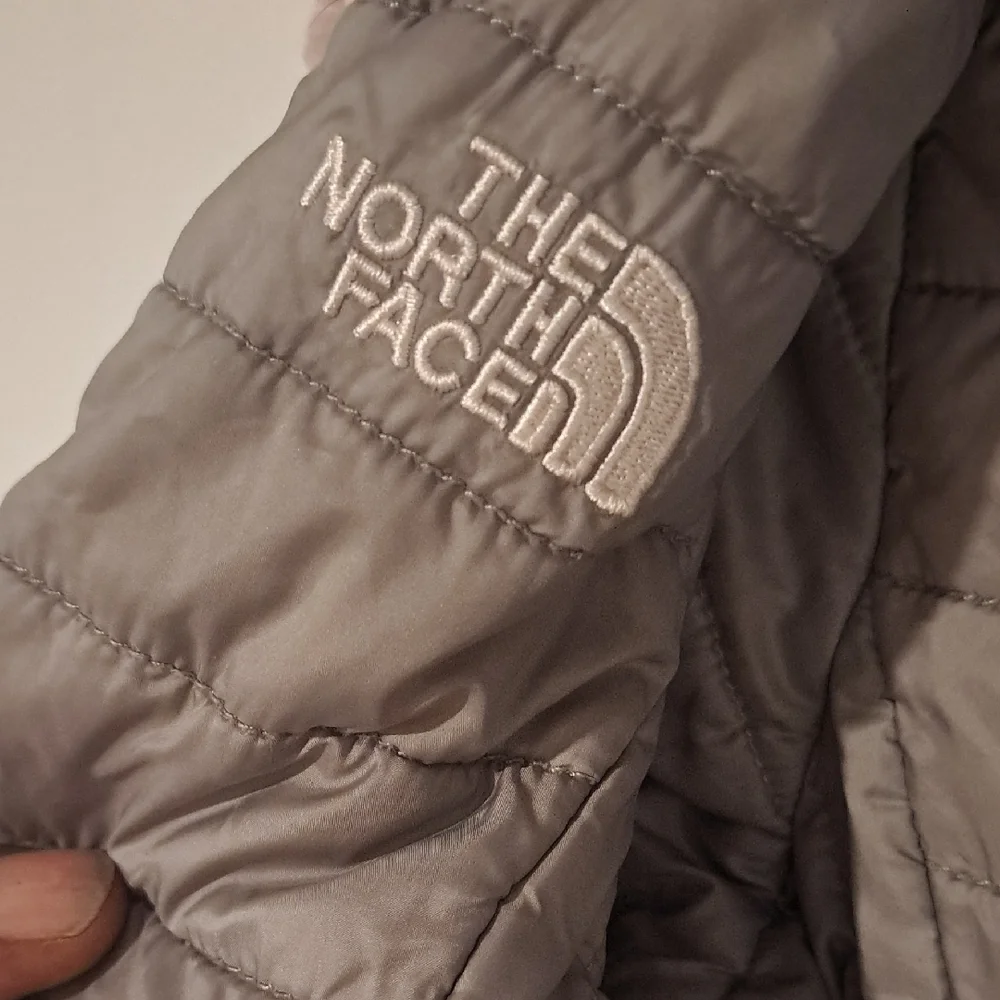 The North Face Pink Puffer Jacket Size Girl Small - Picture 2 of 3